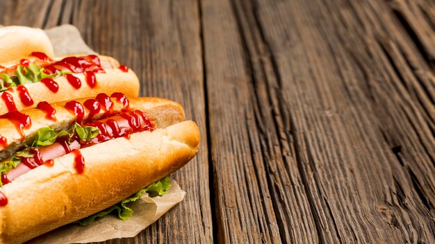 De délicieux hot dogs au ketchup