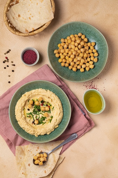 Photo gratuite délicieux houmous sur assiette nature morte mise à plat