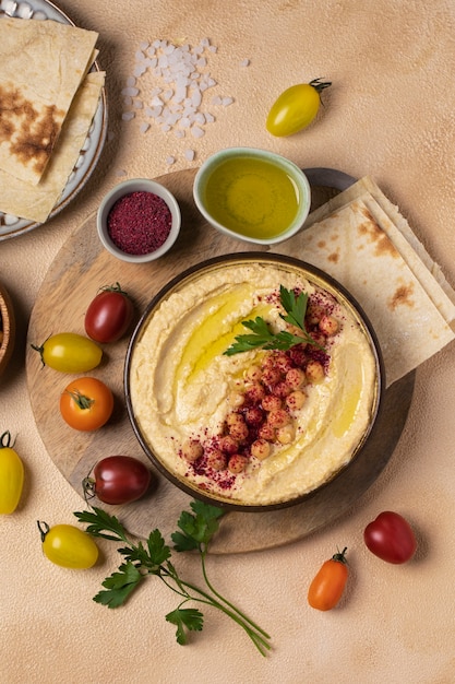 Délicieux houmous sur plaque nature morte au-dessus de la vue