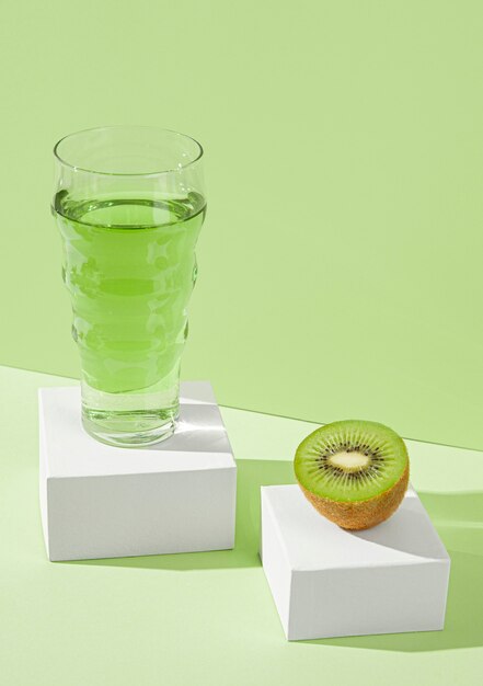 Délicieux jus de kiwi et fruits à angle élevé