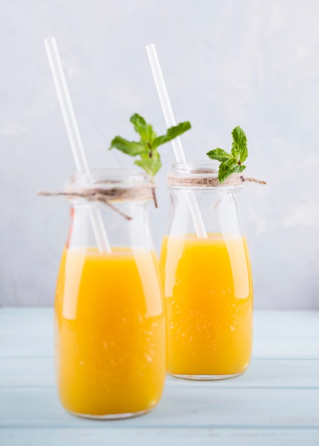 Délicieux jus d'orange fait maison avec des pailles