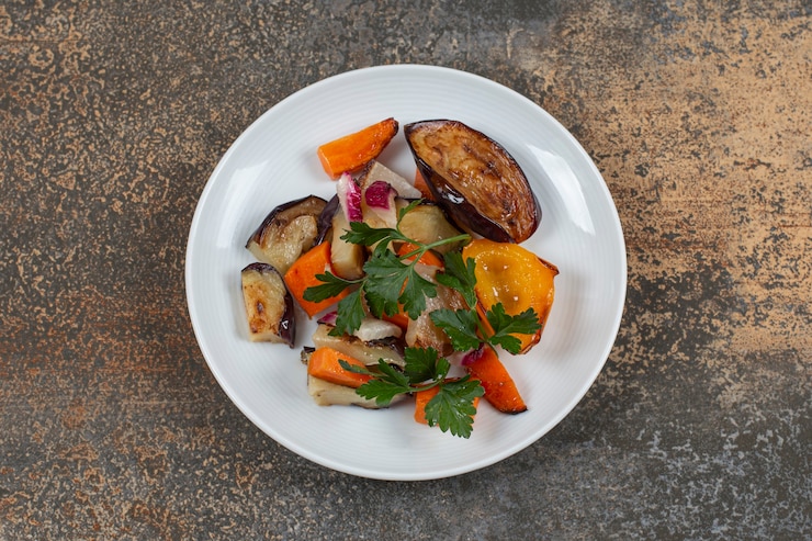 Photo gratuit délicieux légumes grillés sur plaque blanche.