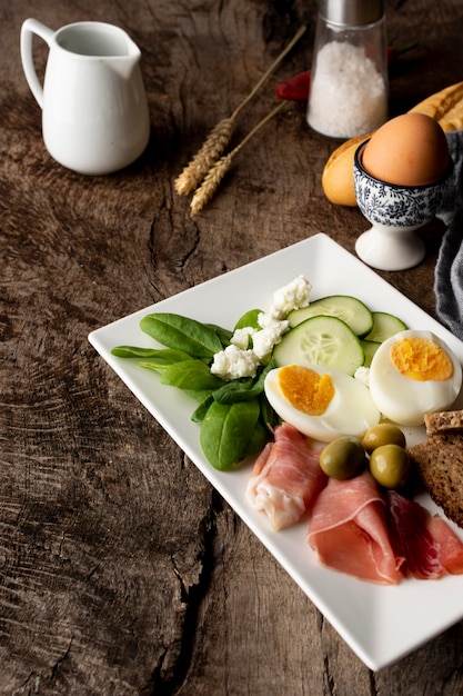 Photo gratuite délicieux légumes et œufs pour le petit déjeuner