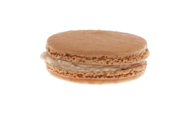 Délicieux macaron blanc isolé sur fond blanc.Délicieux dessert