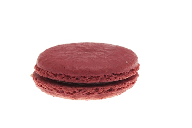 Délicieux macaron rouge isolé sur fond blanc. dessert français