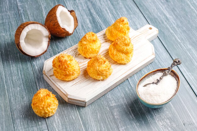 Délicieux macarons maison à la noix de coco avec noix de coco fraîche, vue de dessus