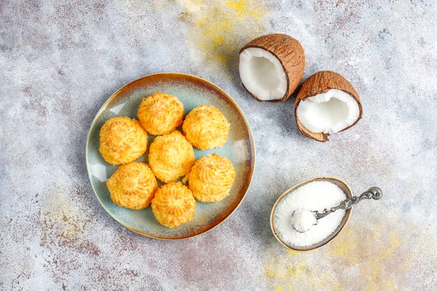 Délicieux macarons maison à la noix de coco avec noix de coco fraîche, vue de dessus