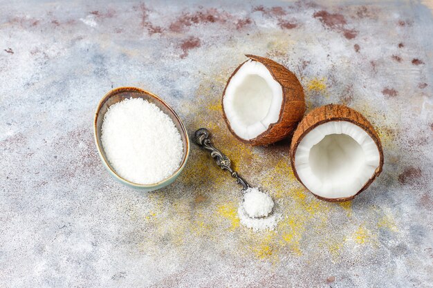 Délicieux macarons maison à la noix de coco avec noix de coco fraîche, vue de dessus