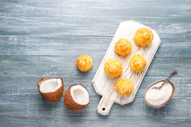 Photo gratuite délicieux macarons de noix de coco maison avec noix de coco fraîche, vue du dessus