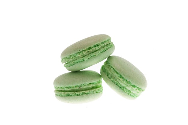 Délicieux macarons verts isolés sur fond blanc. Snack délicieux