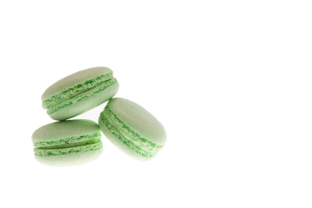 Délicieux macarons verts isolés sur fond blanc. Snack délicieux