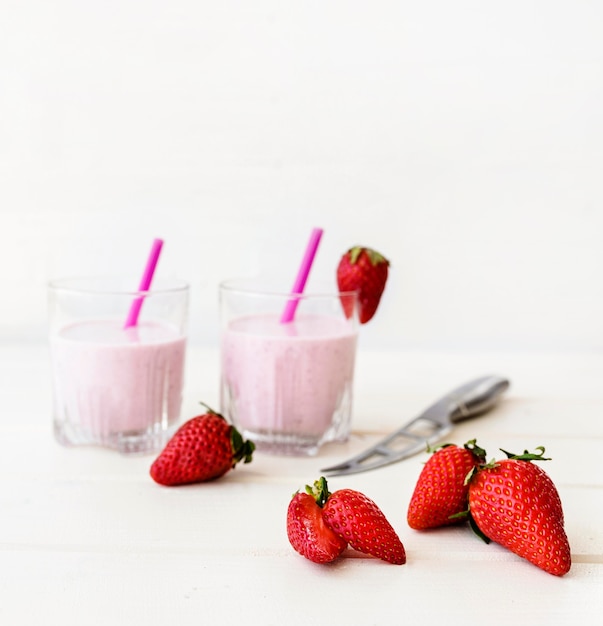 Délicieux milk-shake aux fraises et pailles