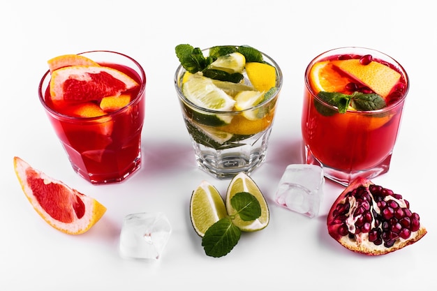 Photo gratuite délicieux mojito, rhum et cola, orange sanguine et cocktails à la vodka servis avec des fruits