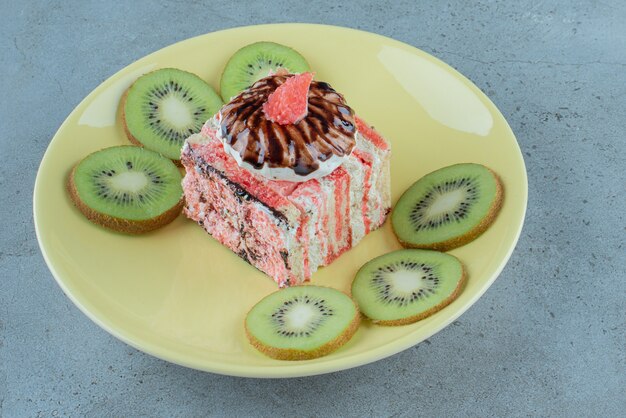 Délicieux morceau de gâteau avec des tranches de kiwi.