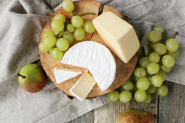 Délicieux morceaux de fromage et de fruits