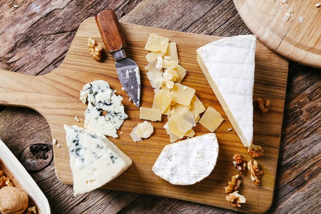 Délicieux morceaux de planche de bois de fromage