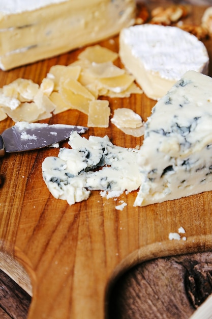 Délicieux morceaux de planche de bois de fromage