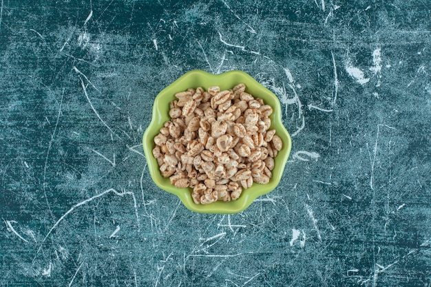 Délicieux muesli dans un bol, sur fond bleu. photo de haute qualité