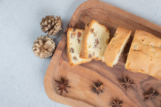 Délicieux muffin aux raisins secs et tasse de thé sur planche de bois