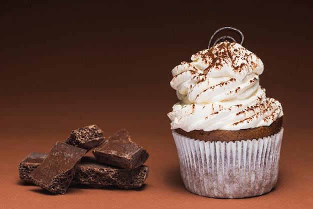 Délicieux muffin avec barre de chocolat cassée