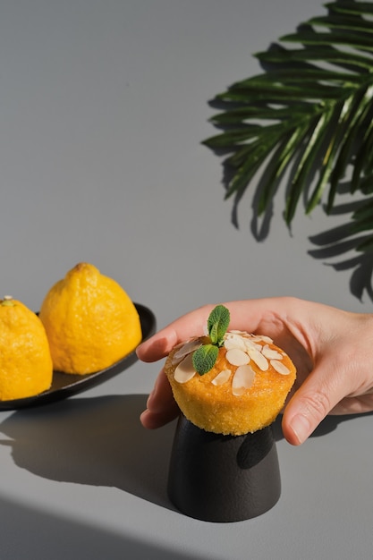 Délicieux muffin ou cupcake au citron avec glaçage et flocons d'amande