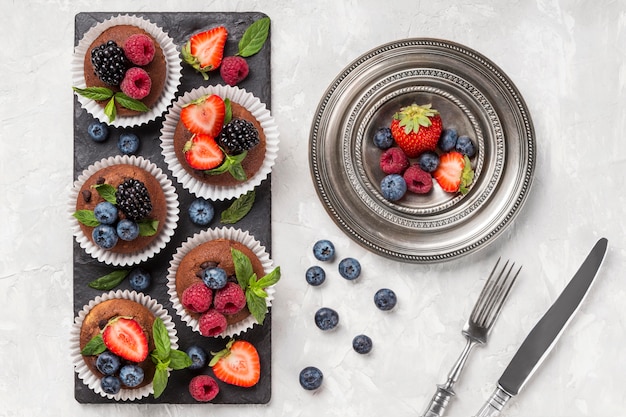 Photo gratuite délicieux muffins et fruits des bois