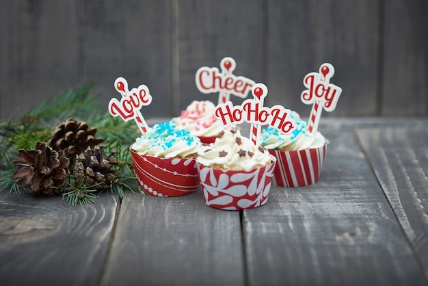 Délicieux muffins de Noël sur bois