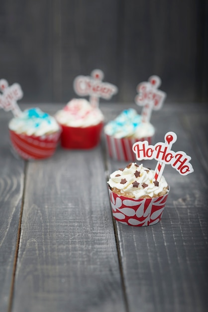 Délicieux muffins de Noël sur bois