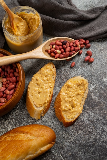 Photo gratuite délicieux pain au beurre de cacahuète croustillant