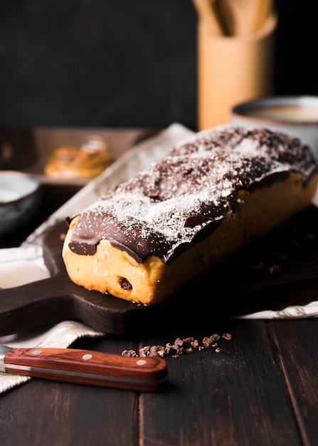 Photo gratuite délicieux pain aux bananes fait maison avec du chocolat