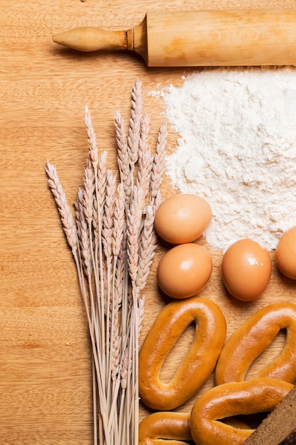 Délicieux pain, bagels et œufs sur la table