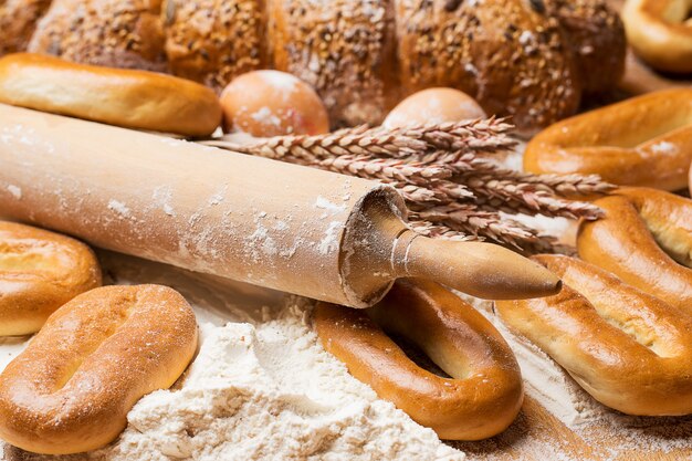 Délicieux pain, bagels et œufs sur la table