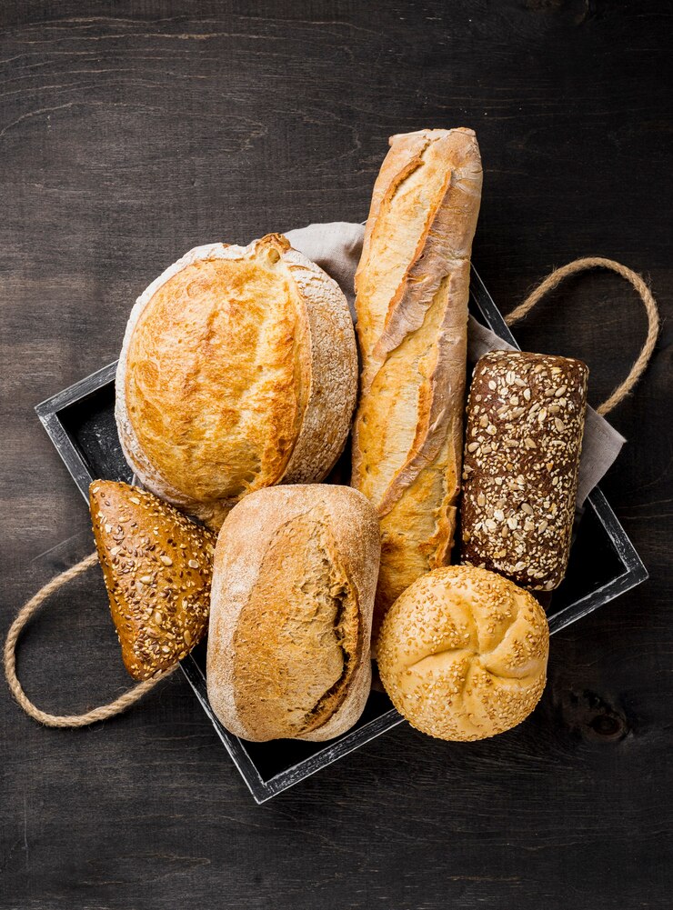 Photo gratuit délicieux pain blanc et de grains entiers dans le panier