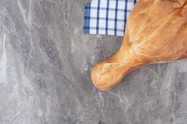 Délicieux pain frais allongé sur une nappe. photo de haute qualité