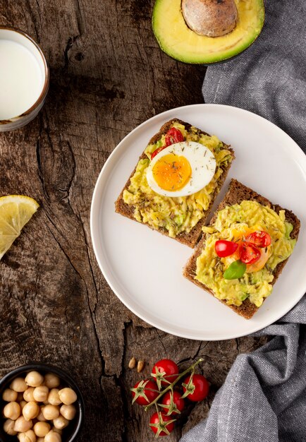 Délicieux pain grillé avec de la crème végétarienne sur un chiffon