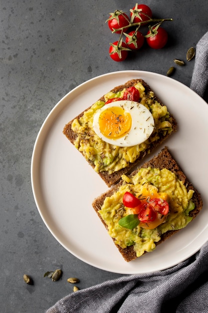 Délicieux pain grillé avec crème végétarienne et tomates cerises