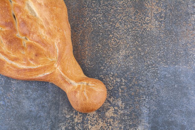 Délicieux pain tandoori affiché sur une surface en marbre