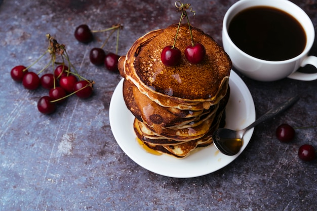 Délicieux pancakes et tasse de café