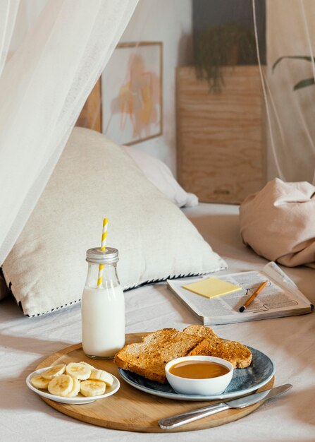 Délicieux petit déjeuner au lit à angle élevé