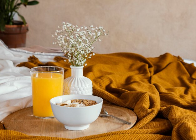 Délicieux petit déjeuner avec bol et jus d'orange