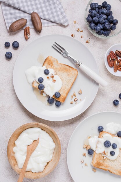 Délicieux petit déjeuner avec du yaourt et du pain grillé