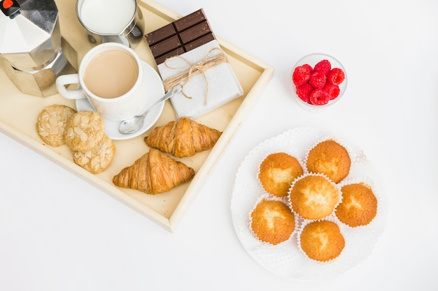 Photo gratuite délicieux petit déjeuner sur fond blanc