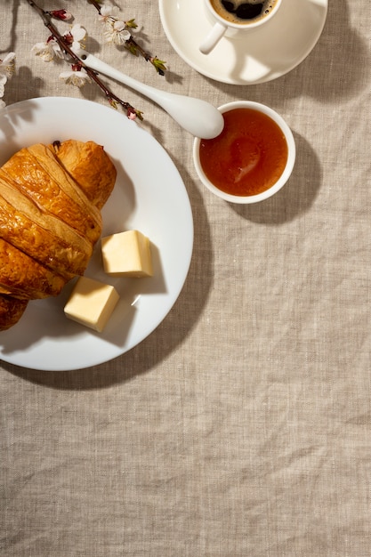 Photo gratuite délicieux petit déjeuner français avec croissant