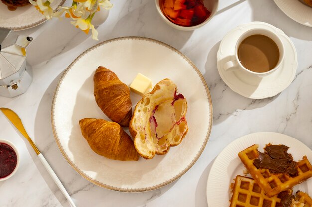 Délicieux petit déjeuner français avec croissant