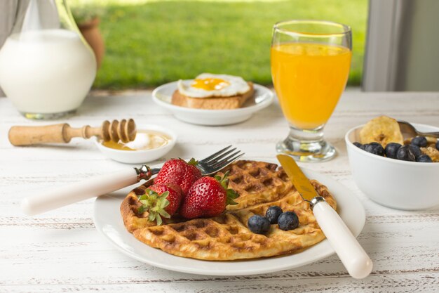 Délicieux petit déjeuner à la gaufre