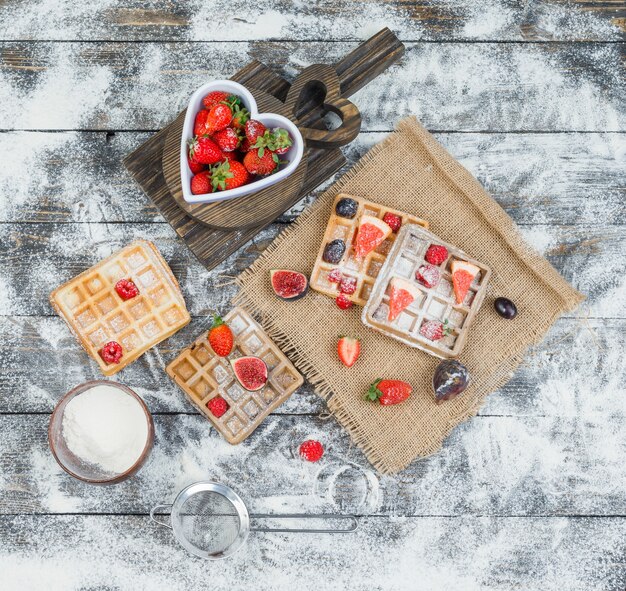 Délicieux petit-déjeuner avec des gaufres et des fruits