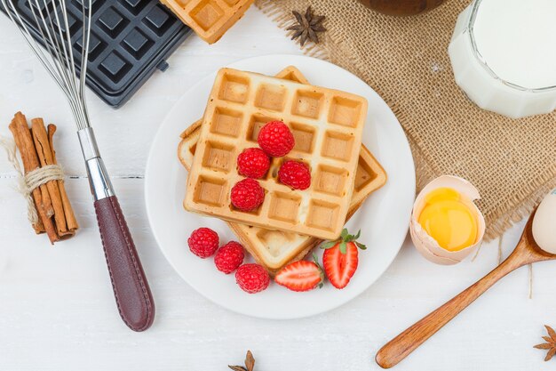 Délicieux petit-déjeuner avec des gaufres et des fruits