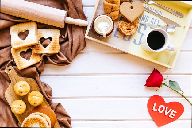 Délicieux petit déjeuner près de rose et de coeur