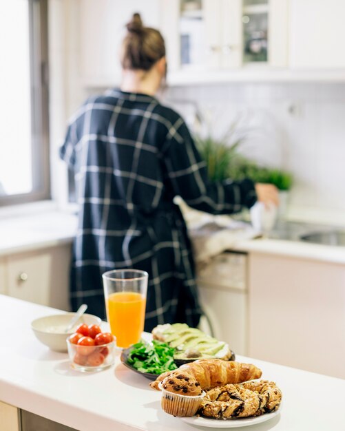 Délicieux petit déjeuner sain sur le plan de travail de cuisine