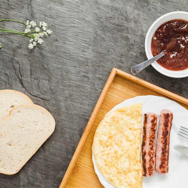 Délicieux petit déjeuner servi